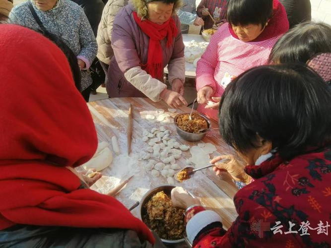 东流双塔下冬至群众分食小粑的场景