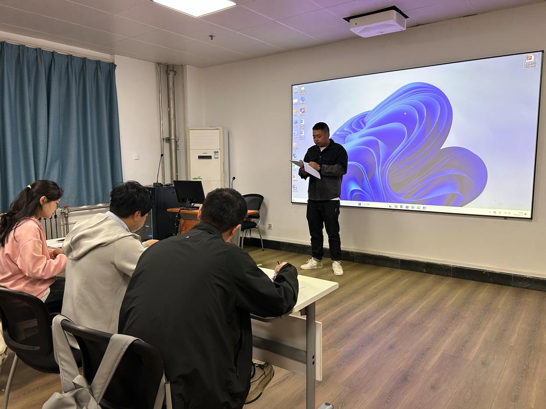 大学答辩现场学生指着PPT讲实验过程
