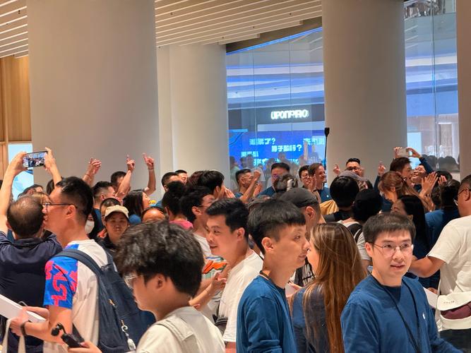手机新品发布会现场粉丝排队场景