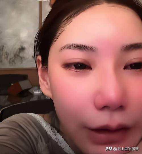 深夜直播间中面色疲惫的女主播