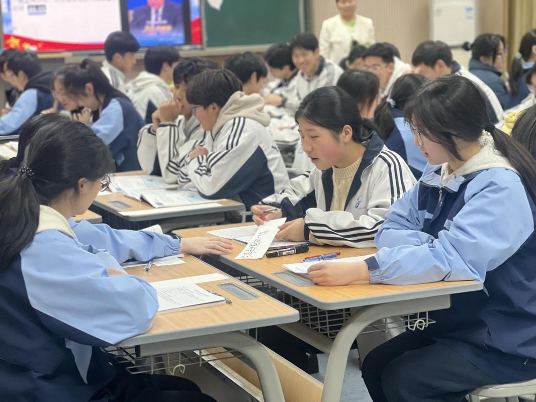 高中生模拟面试训练小组讨论现场