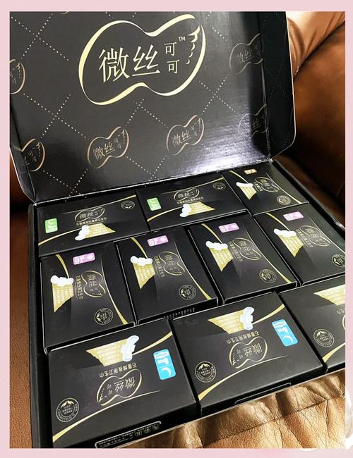女儿收到装着卫生巾和可爱内裤的初潮关怀礼盒场景