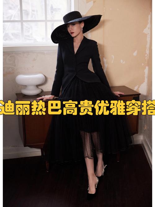 街拍黑色西装搭配黑色纱裙造型