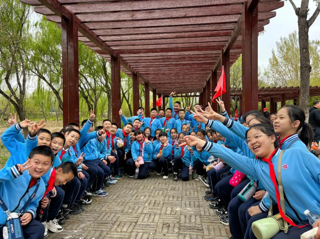 中小学生研学旅行景区门口集体大合照