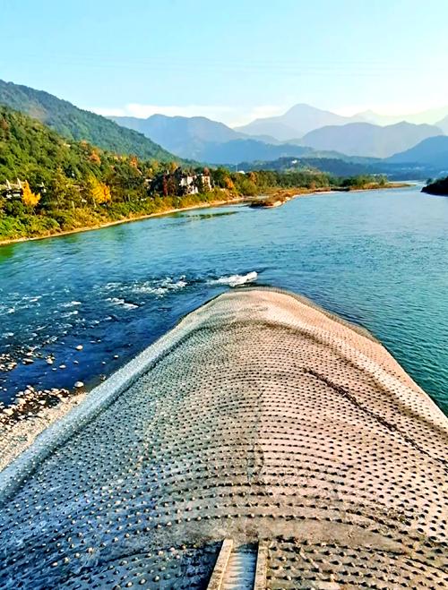 都江堰鱼嘴分水堤初夏景观