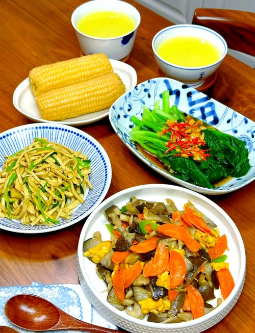 放着小学生小红花的家常晚餐餐桌