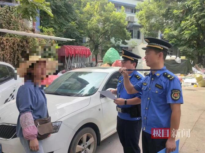 城管执法人员向当事人出示执法证件现场