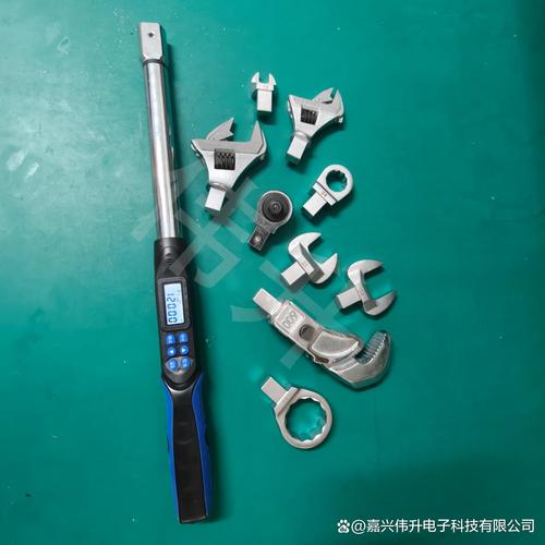 维修厂用扭力扳手紧固转向拉杆球头螺母