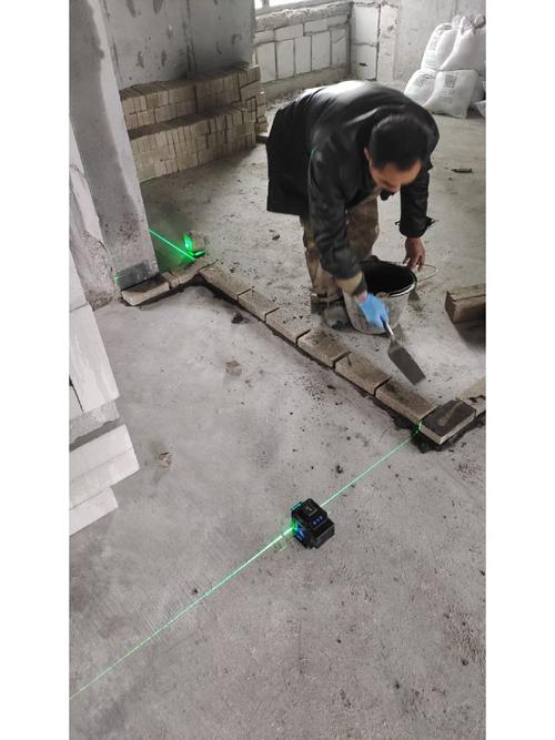 轻体砖砌墙现场施工图与水平仪校准