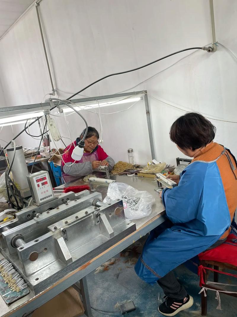 工厂车间技术工人拍视频日记工作照
