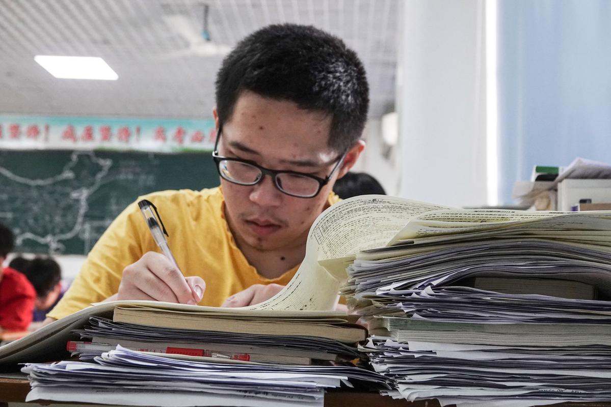 高三教室学生伏案发呆实拍