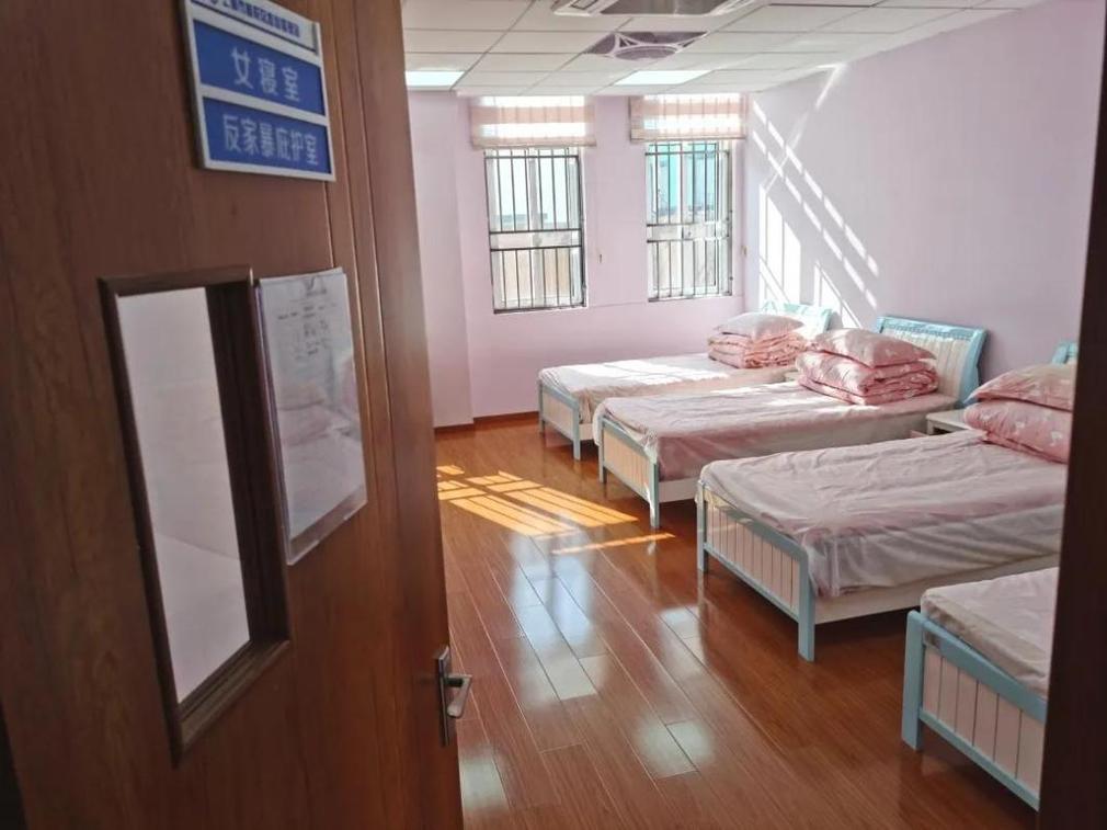 家暴庇护中心整洁临时住宿房间图
