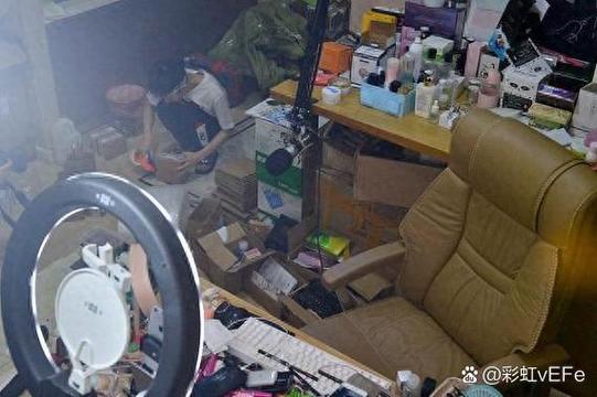 消费者直播带货购买的不合格女装实物图