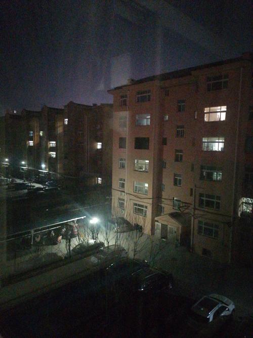 夜晚工业区家属楼亮着的等候暖灯