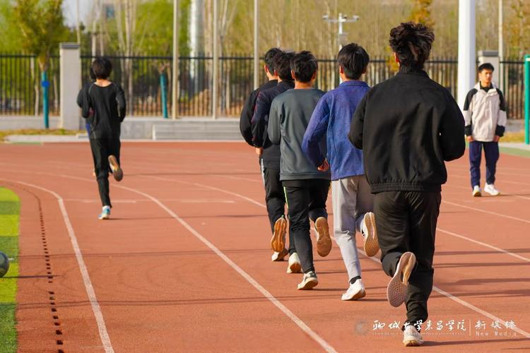 考研备考学生操场散步放松实拍