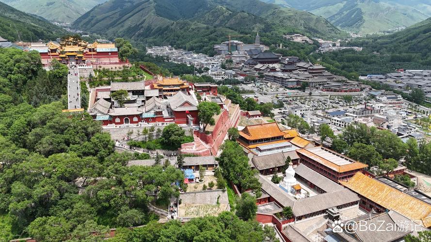 五台山黛螺顶晨雾缠绕山腰图