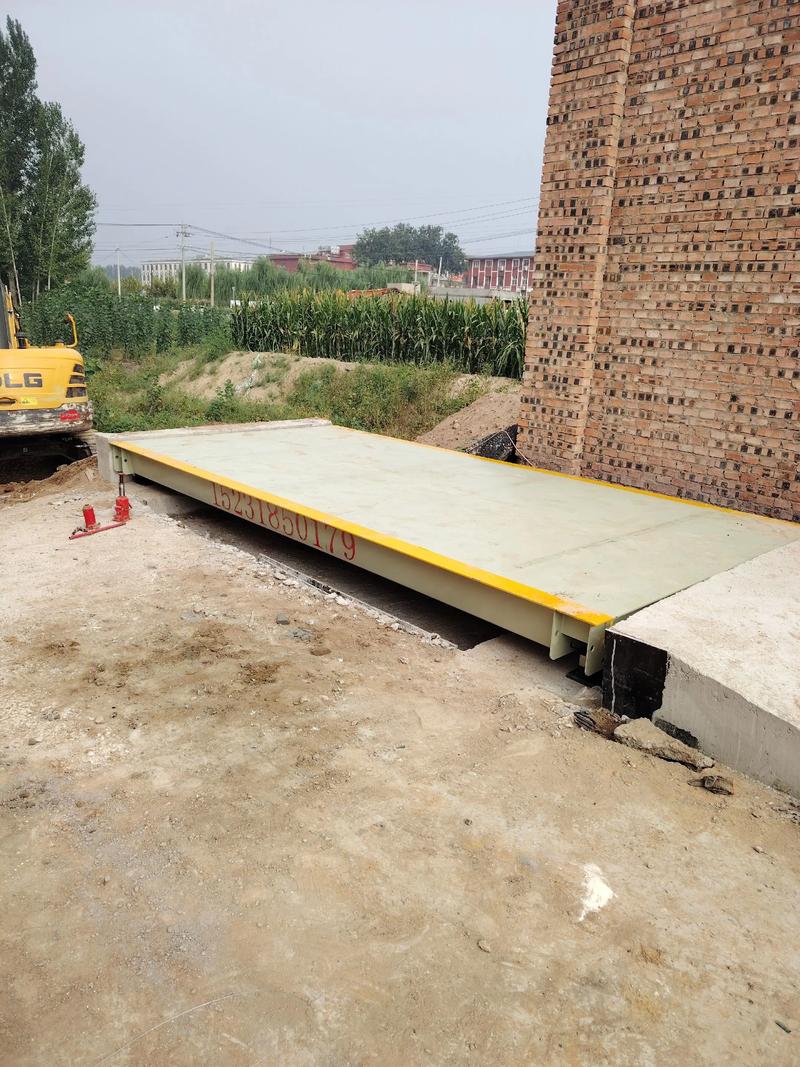工业原料料场安装完成的数字式地磅实景