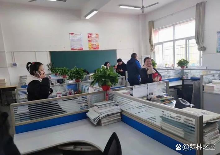 学校办公室里老师面对职称评定材料的烦恼场景