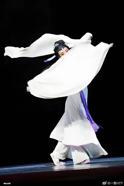 越剧尹派演出水袖甩动特写