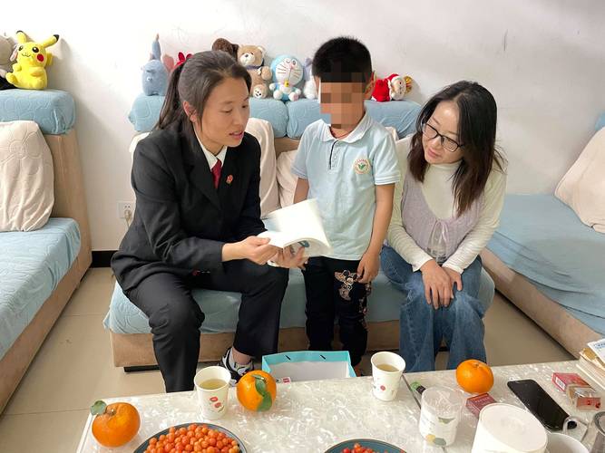 抚养权变更诉讼庭审现场法官询问孩子意愿场景