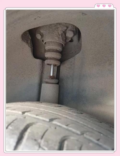 修理厂维修师傅卡尺量汽车减震缓冲块高度实拍