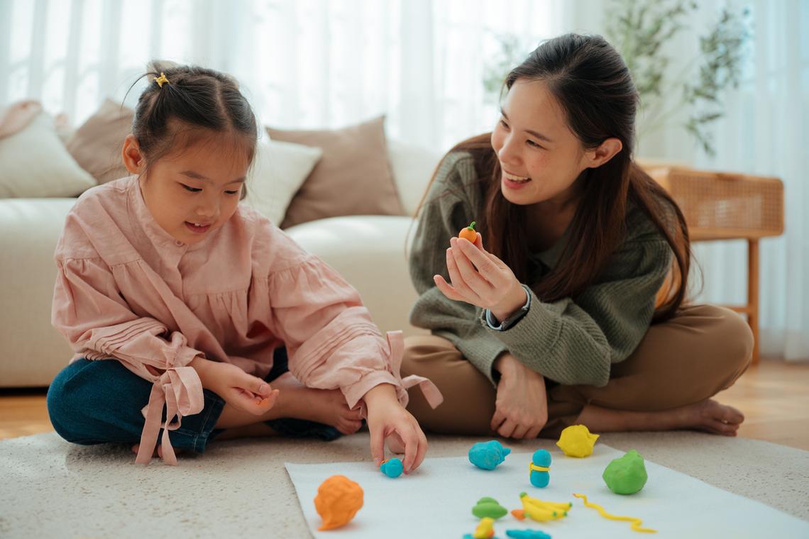 四岁宝宝和妈妈玩游戏的亲子场景图