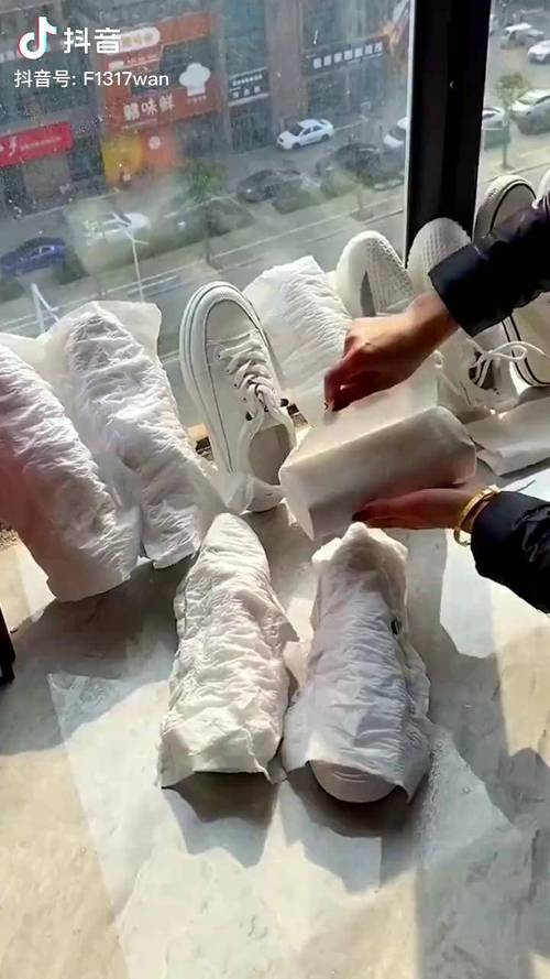 塞进卫生纸卷的皮鞋内部防潮