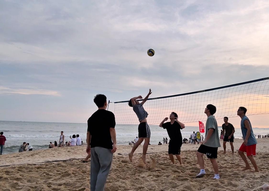 夏季海边沙滩休闲排球娱乐场景