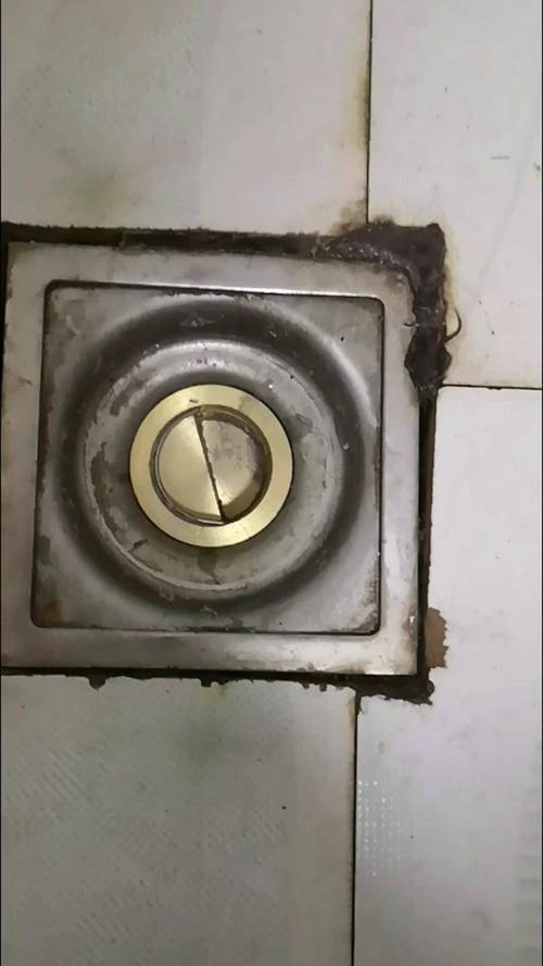 卫生间地漏盖掀开露出积污的旧防臭芯实拍