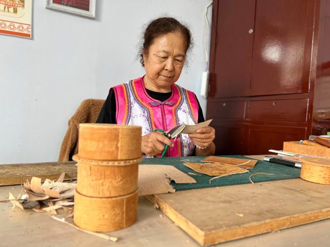 神农架当地居民制作桦树皮手作过程