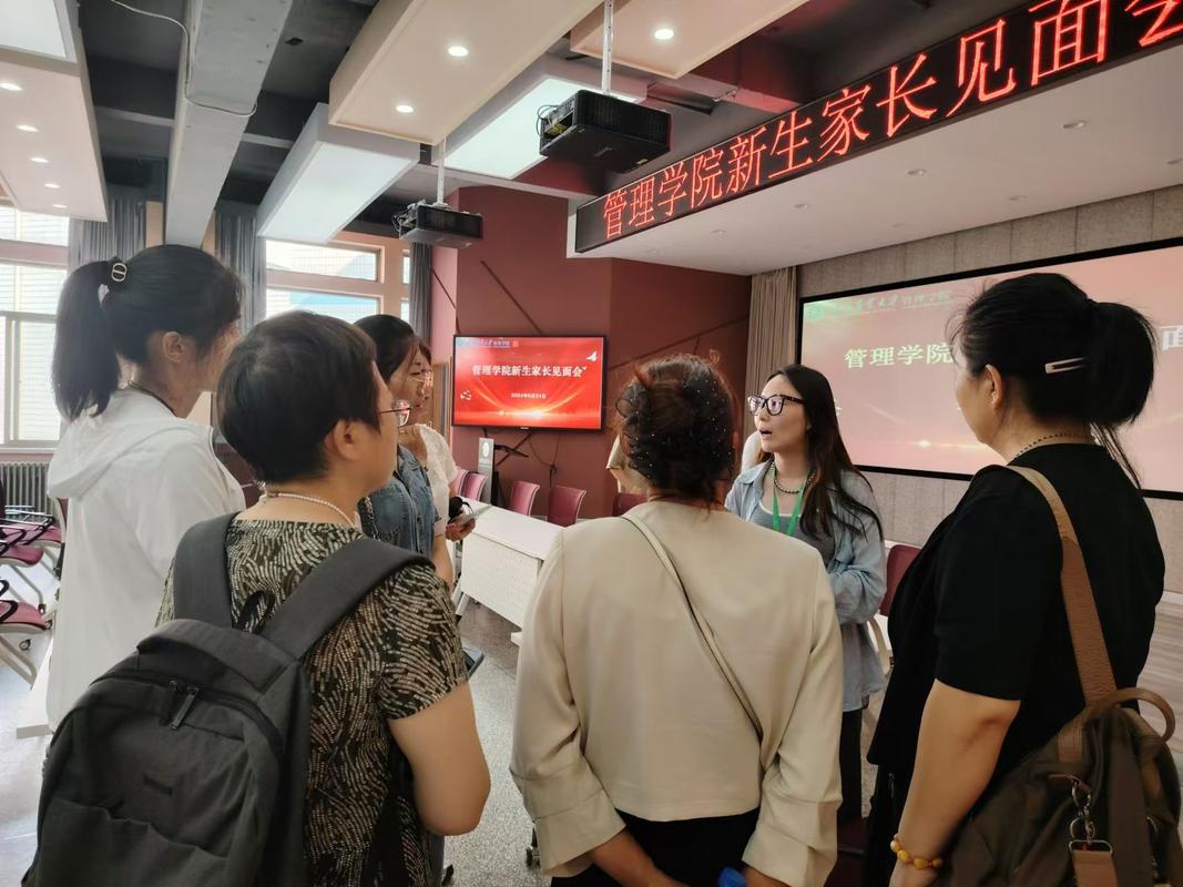 家长学校结业仪式 家长们互相拥抱鼓励