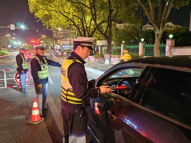 交警夜查酒驾现场检测酒精含量