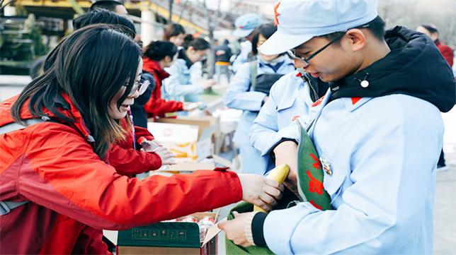 徒步路餐能量补给场景实拍