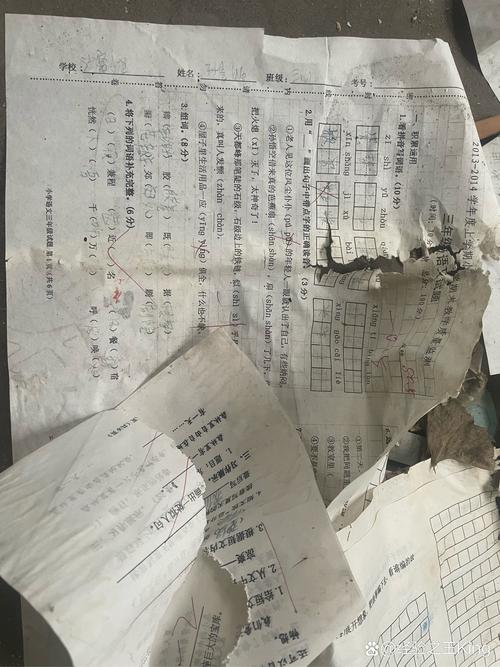 学校走廊地面上散落的旧默写试卷碎片
