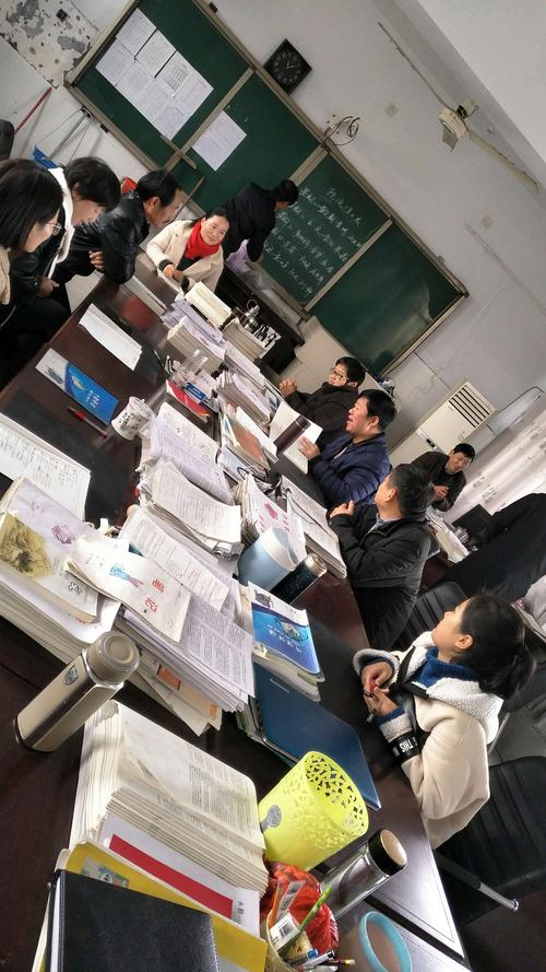 教室后排坐着教育督导听课观察