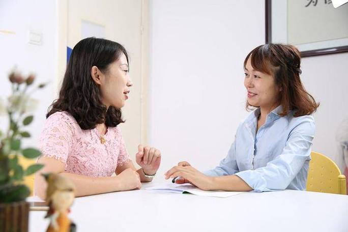 留学中介咨询谈判室内家长与顾问交流