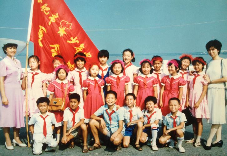 八十年代厂区子弟结伴上学唱歌旧照片