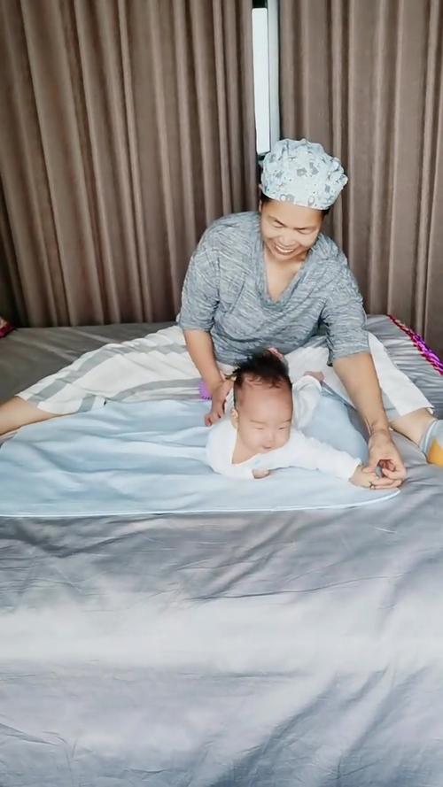 家长陪宝宝俯卧抬头互动实拍图