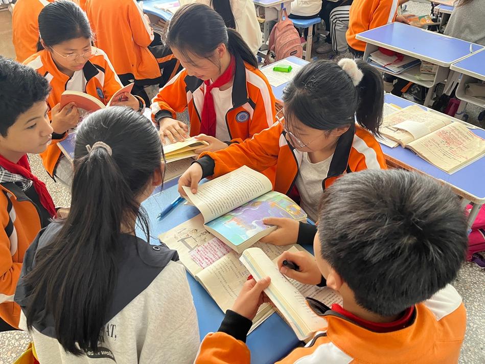 小学教室学生围坐分享随笔的场景