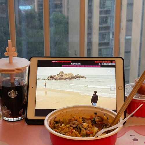 周末窝沙发抱枕头追番吃外卖场景图