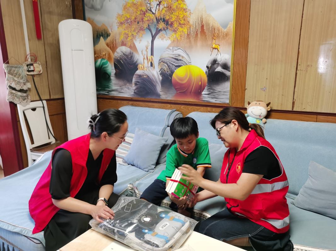 工厂社区互助照顾孩子场景