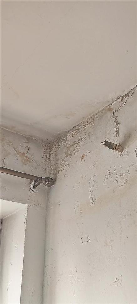 室内商铺被水浸泡后墙面家具受潮的实拍