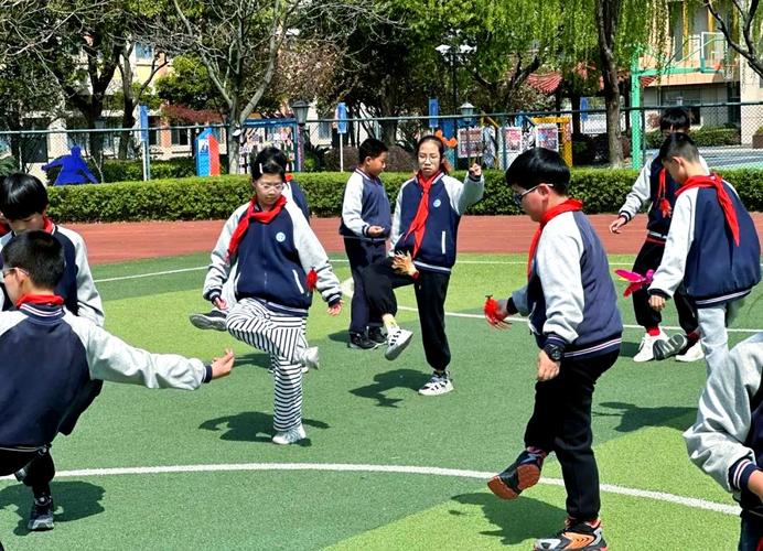 小学生大课间自由活动跳绳踢毽子场面