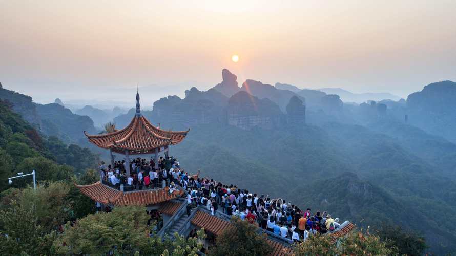 乡村教师带领学生户外写生画自然风景