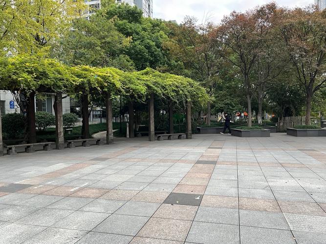城市路边散步缓解坏情绪实拍图
