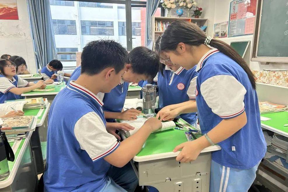 教师俯身指导小组合作实验