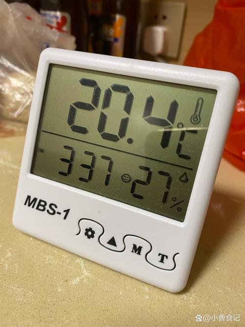 卧室温度计显示20度搭配轻薄羽绒被场景