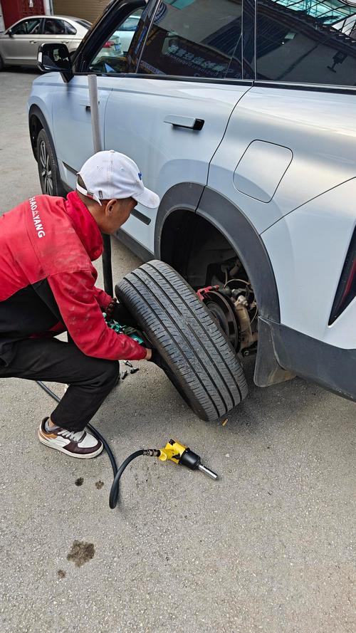 车主双手扶轮胎前后推查球头旷量实拍