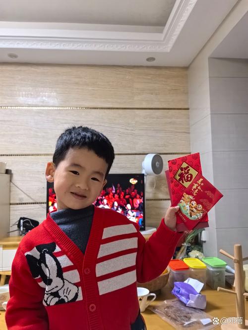 2岁宝宝拿到成功庆祝包贴纸的开心表情实拍