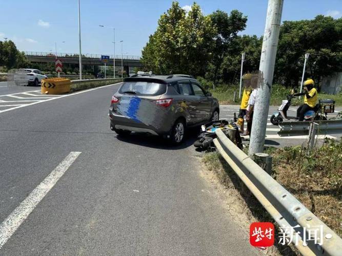 广州黄埔区自动驾驶测试车路口蹭电动车现场图